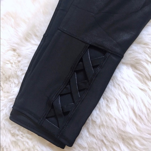 Bebe Black Textured Lattice Capri Leggings - Picture 5 of 5